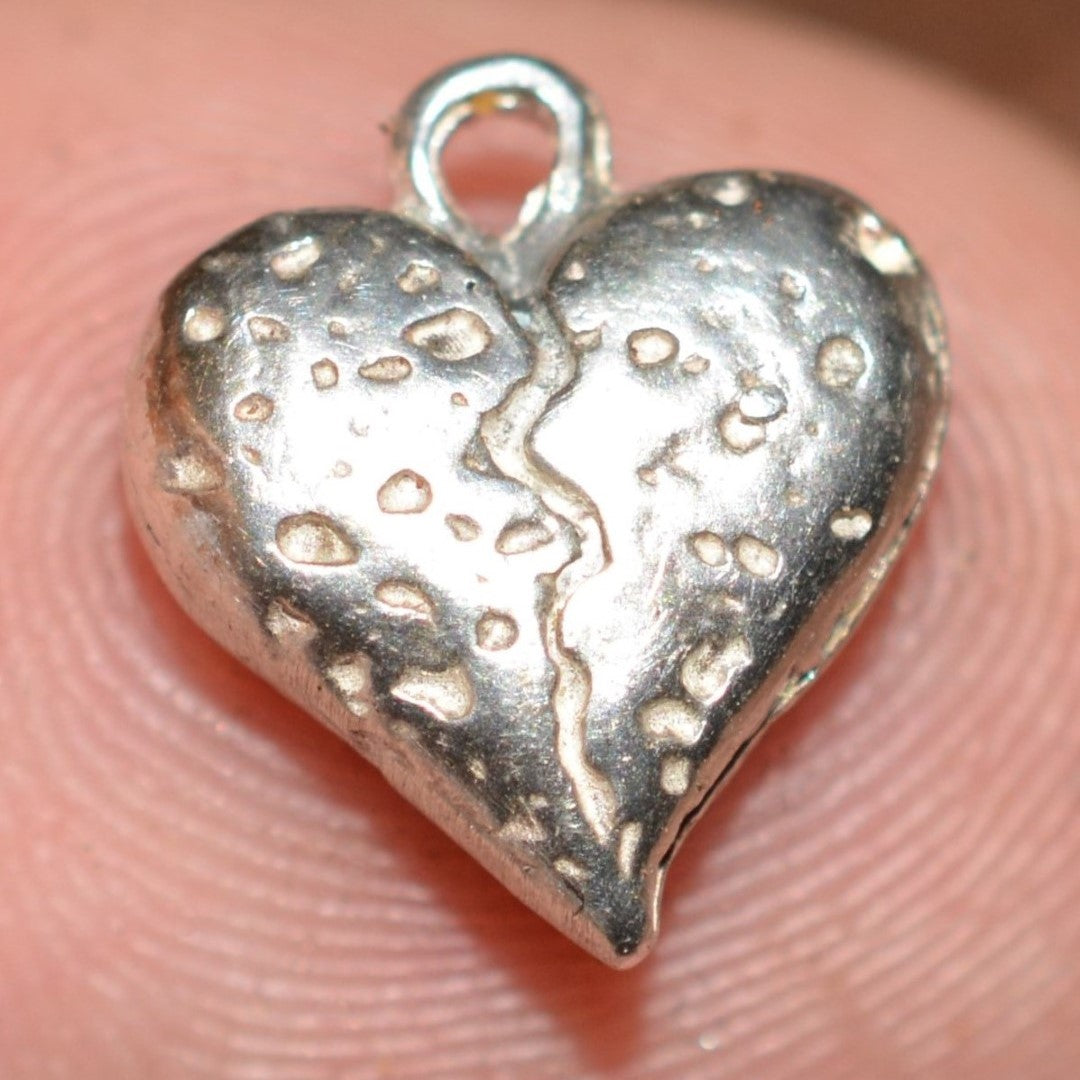 „Steinernes gebrochenes Herz“-Anhänger aus 925er Silber – Symbol für Stärke und Liebe, handgefertigter Skulpturenschmuck im Boho- und rustikalen Stil | Art Diva
