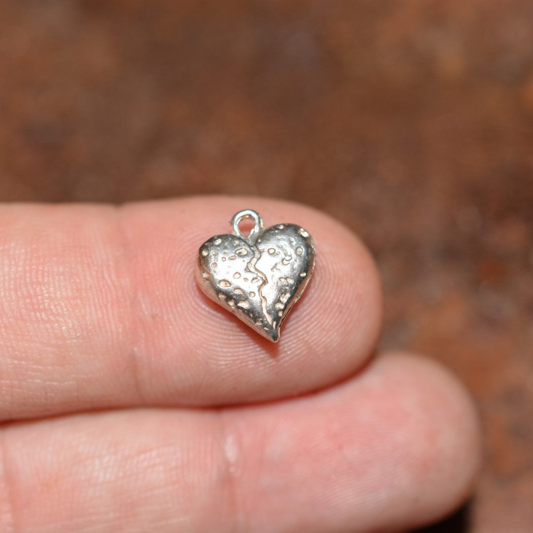 „Steinernes gebrochenes Herz“-Anhänger aus 925er Silber – Symbol für Stärke und Liebe, handgefertigter Skulpturenschmuck im Boho- und rustikalen Stil | Art Diva
