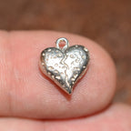 „Steinernes gebrochenes Herz“-Anhänger aus 925er Silber – Symbol für Stärke und Liebe, handgefertigter Skulpturenschmuck im Boho- und rustikalen Stil | Art Diva