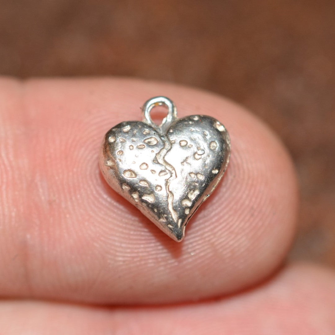 „Steinernes gebrochenes Herz“-Anhänger aus 925er Silber – Symbol für Stärke und Liebe, handgefertigter Skulpturenschmuck im Boho- und rustikalen Stil | Art Diva
