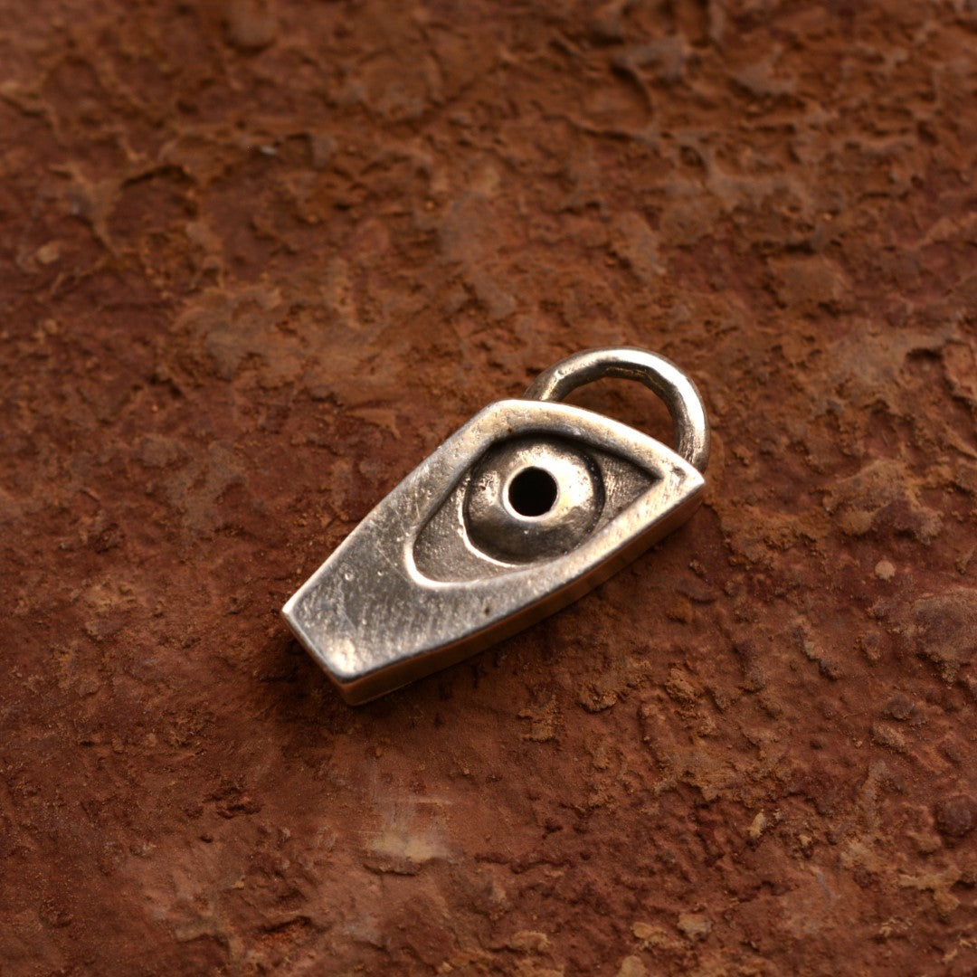 „Auge des Schutzes“ – Anhänger aus 925er Silber, Talisman für Schutz und Intuition, Skulpturenschmuck im Boho- und rustikalen Stil | Art Diva