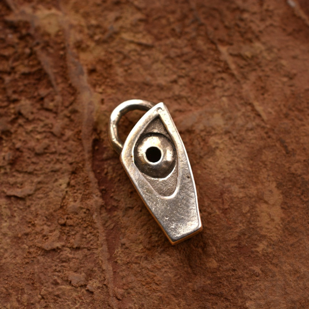 „Auge des Schutzes“ – Anhänger aus 925er Silber, Talisman für Schutz und Intuition, Skulpturenschmuck im Boho- und rustikalen Stil | Art Diva