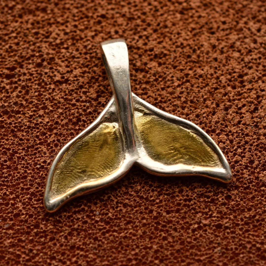 „Walflosse“ – handgefertigter Anhänger aus 925er Silber mit goldfarbenen Akzenten, Symbol für Stärke, Freiheit und den Geist des Ozeans | Art Diva