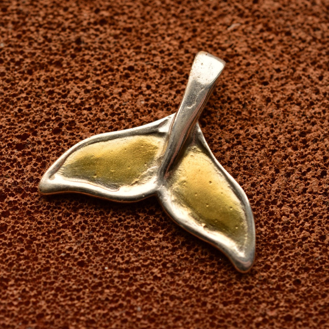 „Walflosse“ – handgefertigter Anhänger aus 925er Silber mit goldfarbenen Akzenten, Symbol für Stärke, Freiheit und den Geist des Ozeans | Art Diva
