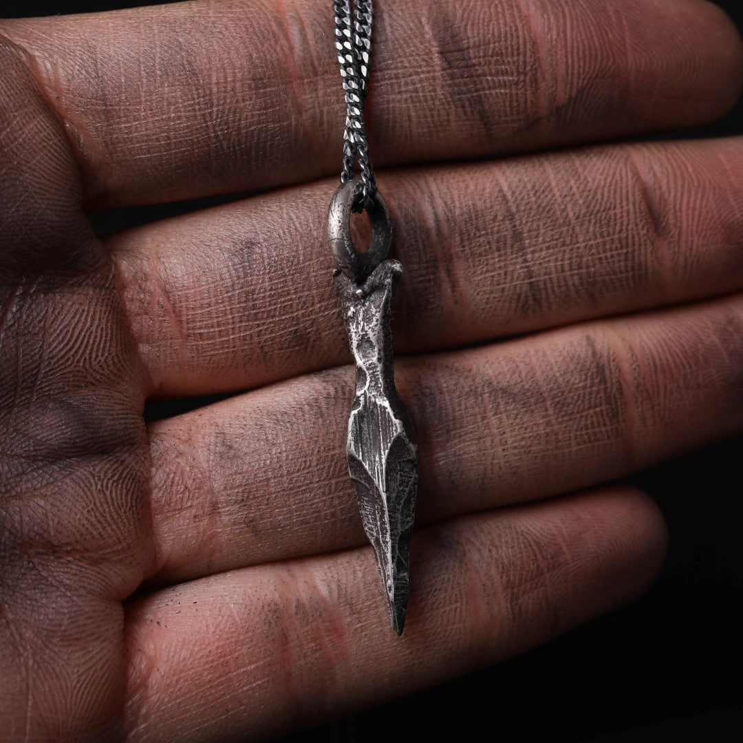 Dolch-Anhänger aus 925er Silber – Herrenanhänger als Symbol für Stärke und Schutz, handgefertigtes rustikales Skulpturenschmuckstück | Art Diva