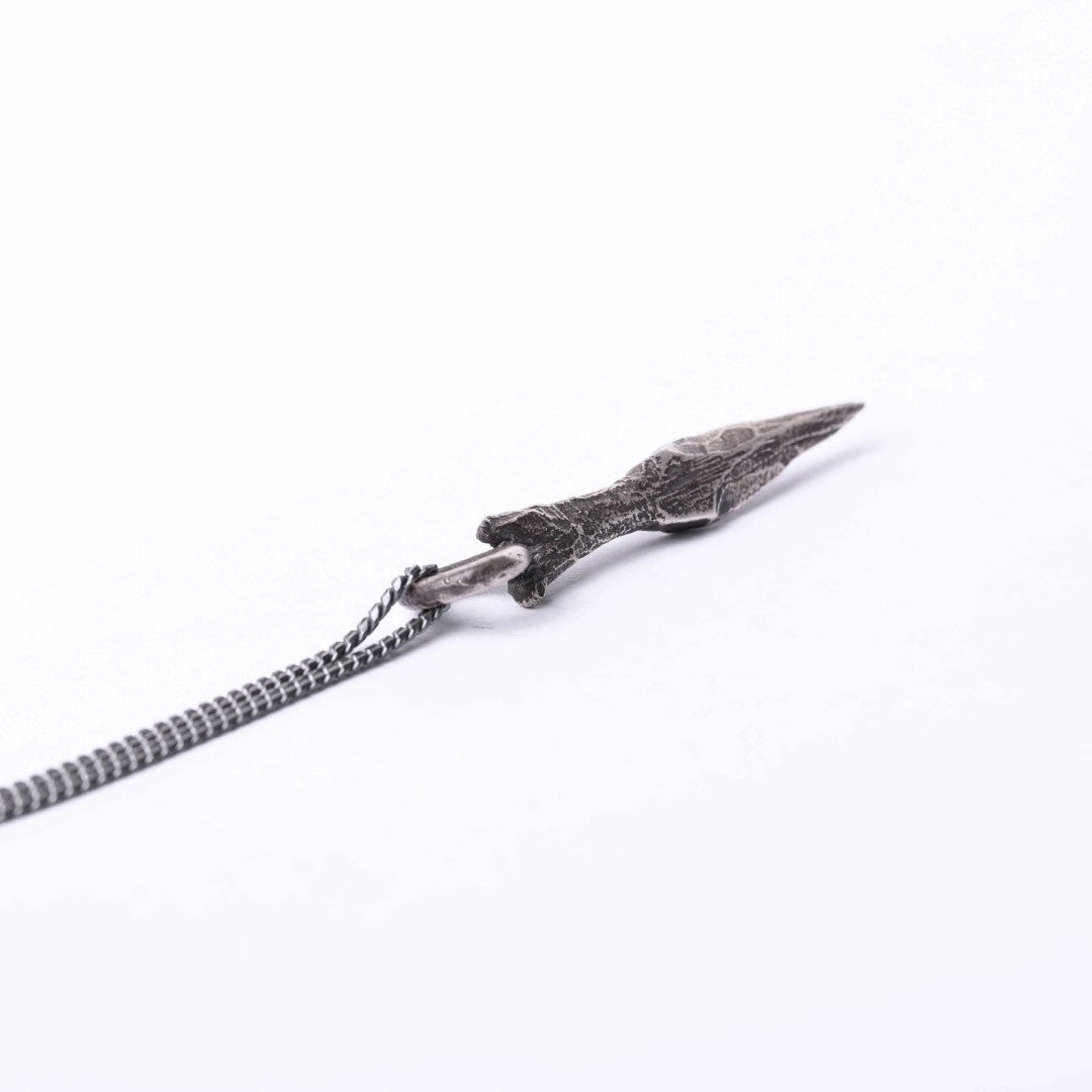 Dolch-Anhänger aus 925er Silber – Herrenanhänger als Symbol für Stärke und Schutz, handgefertigtes rustikales Skulpturenschmuckstück | Art Diva