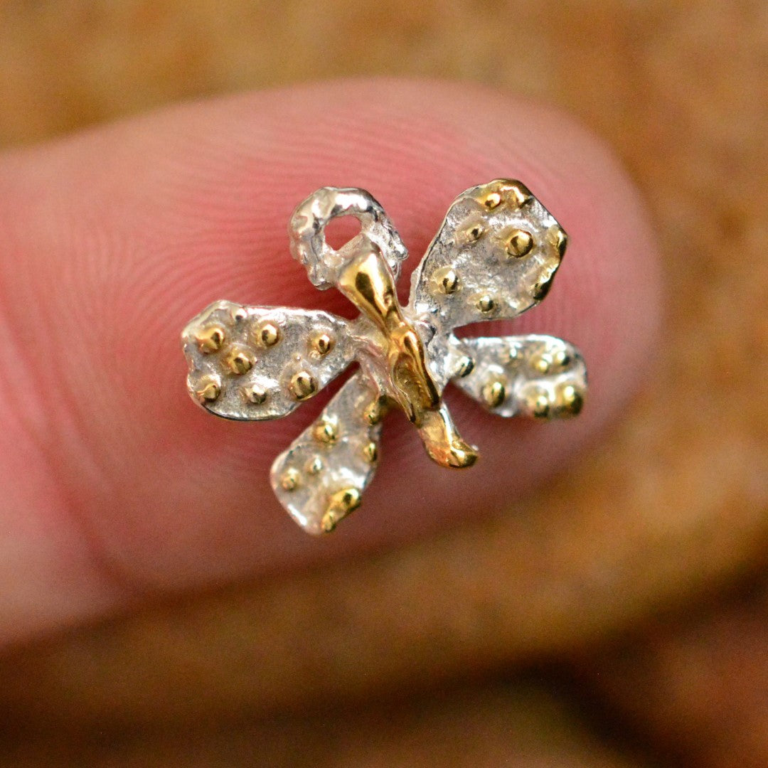 925er Silberanhänger „Kleiner Schmetterling“ mit goldenen Akzenten – Talisman für Wandel und Leichtigkeit, handgefertigt im Boho- und rustikalen Stil | Art Diva