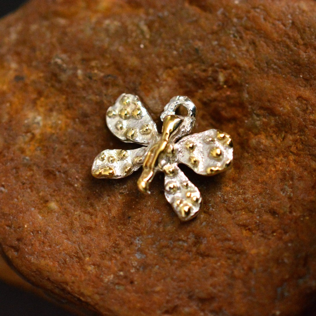 925er Silberanhänger „Kleiner Schmetterling“ mit goldenen Akzenten – Talisman für Wandel und Leichtigkeit, handgefertigt im Boho- und rustikalen Stil | Art Diva