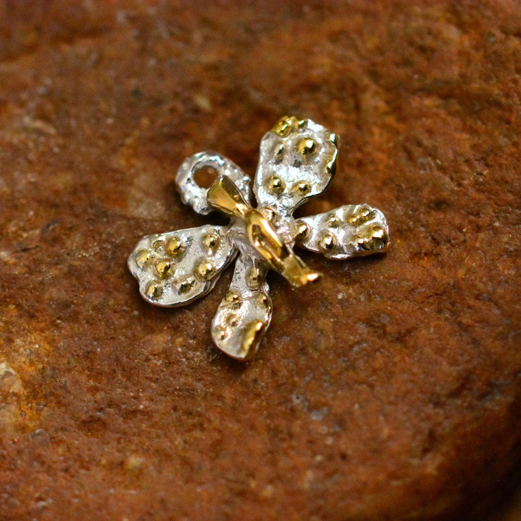 925er Silberanhänger „Kleiner Schmetterling“ mit goldenen Akzenten – Talisman für Wandel und Leichtigkeit, handgefertigt im Boho- und rustikalen Stil | Art Diva