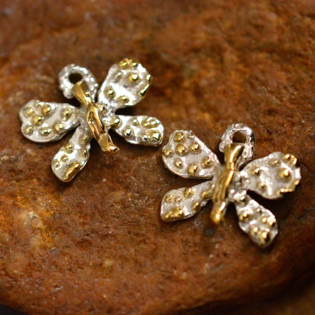 925er Silberanhänger „Kleiner Schmetterling“ mit goldenen Akzenten – Talisman für Wandel und Leichtigkeit, handgefertigt im Boho- und rustikalen Stil | Art Diva