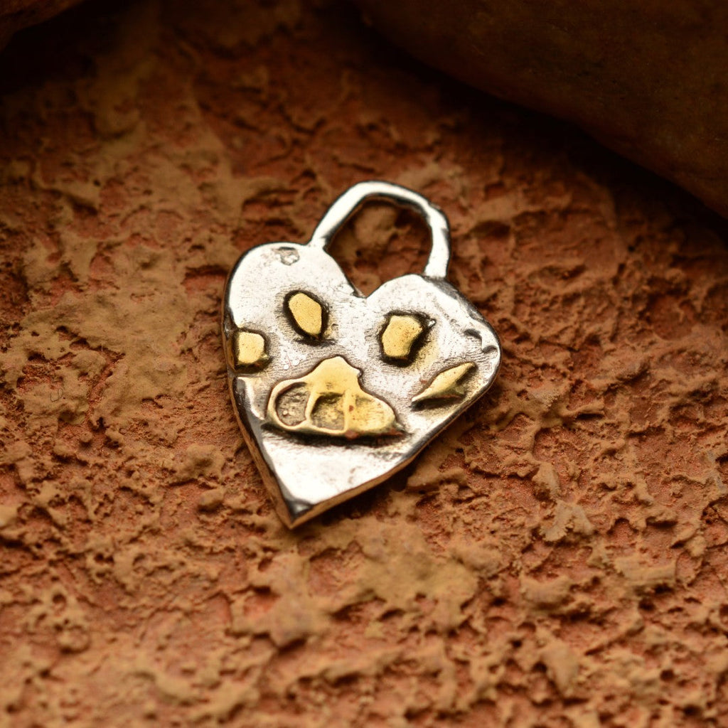 „Flauschige Spur“-Anhänger aus 925er Silber mit vergoldeten Akzenten – Amulett für Liebe und Treue, handgefertigter Skulpturenschmuck im Boho- und rustikalen Stil | Art Diva