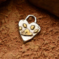 „Flauschige Spur“-Anhänger aus 925er Silber mit vergoldeten Akzenten – Amulett für Liebe und Treue, handgefertigter Skulpturenschmuck im Boho- und rustikalen Stil | Art Diva