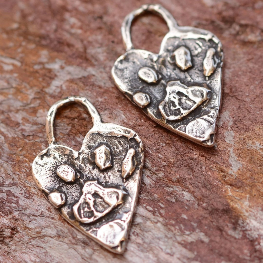 Herz-Anhänger mit Pfote aus 925er Silber – Talisman für Tierliebe, Schmuckstück im Boho- und rustikalen Stil, ideales Geschenk für Mutter, Tochter oder Freundin | Art Diva