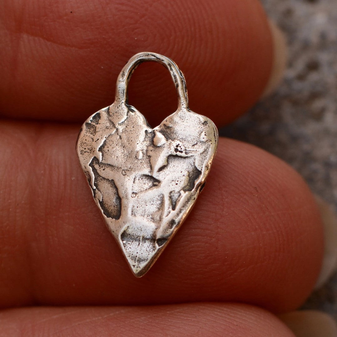 Herz-Anhänger mit Pfote aus 925er Silber – Talisman für Tierliebe, Schmuckstück im Boho- und rustikalen Stil, ideales Geschenk für Mutter, Tochter oder Freundin | Art Diva