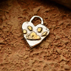 „Flauschige Spur“-Anhänger aus 925er Silber mit vergoldeten Akzenten – Amulett für Liebe und Treue, handgefertigter Skulpturenschmuck im Boho- und rustikalen Stil | Art Diva