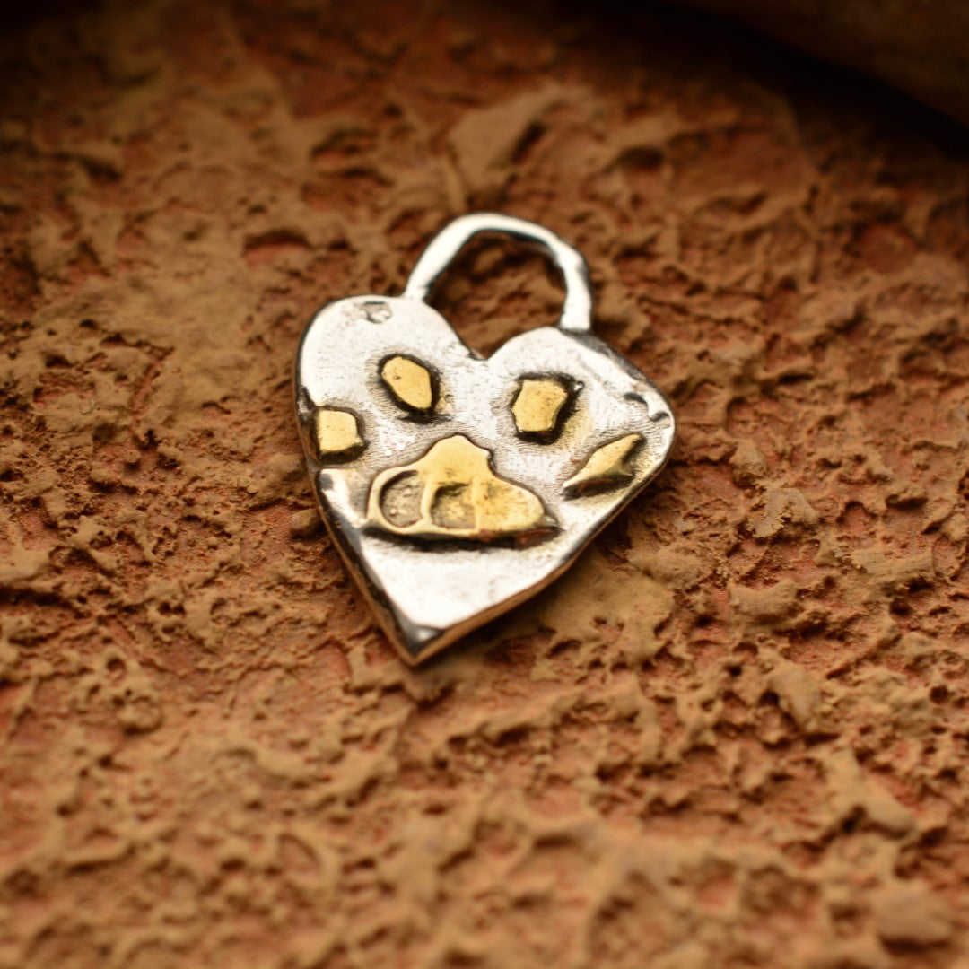„Flauschige Spur“-Anhänger aus 925er Silber mit vergoldeten Akzenten – Amulett für Liebe und Treue, handgefertigter Skulpturenschmuck im Boho- und rustikalen Stil | Art Diva