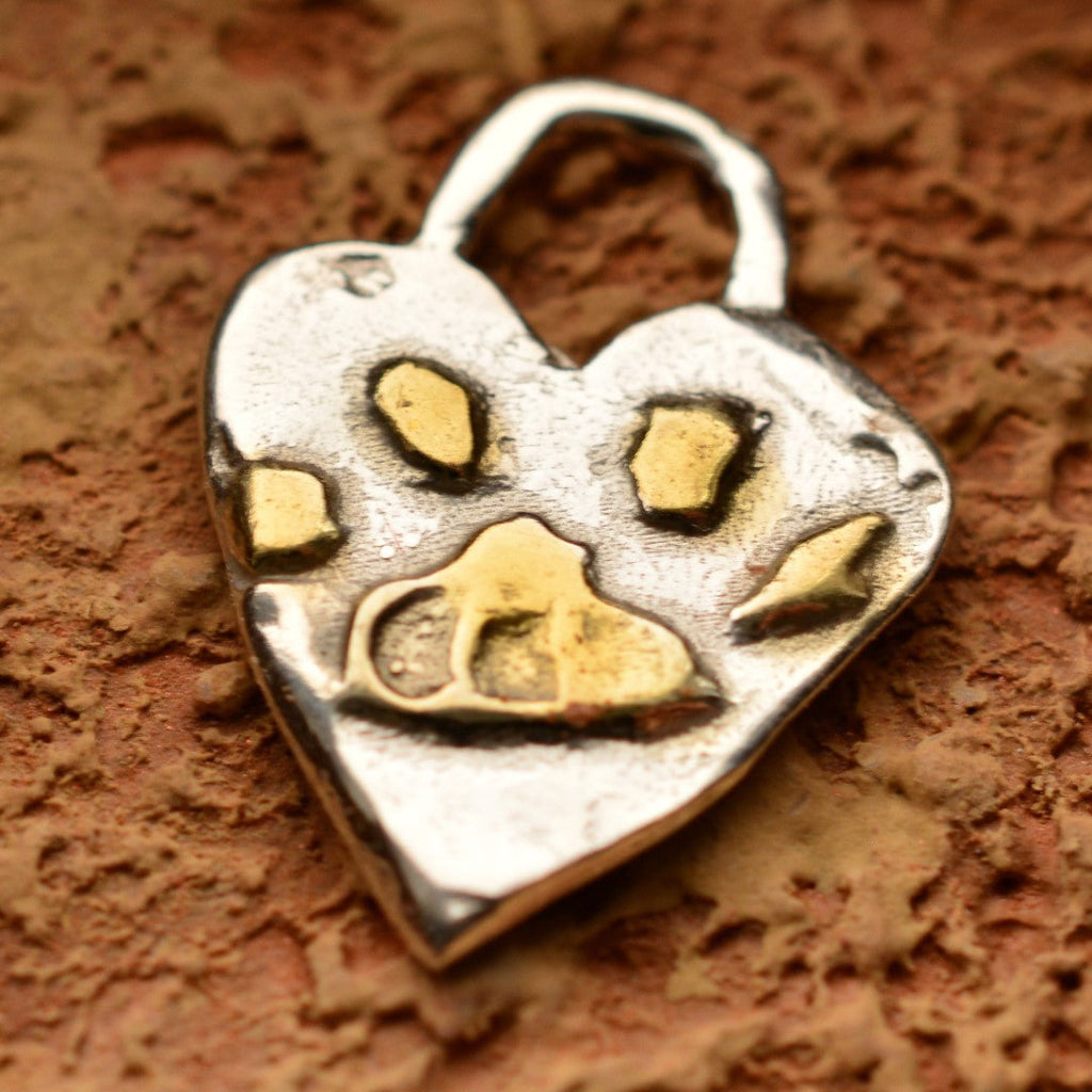 „Flauschige Spur“-Anhänger aus 925er Silber mit vergoldeten Akzenten – Amulett für Liebe und Treue, handgefertigter Skulpturenschmuck im Boho- und rustikalen Stil | Art Diva
