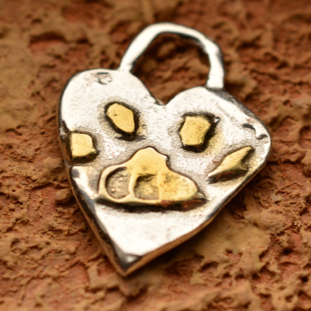 „Flauschige Spur“-Anhänger aus 925er Silber mit vergoldeten Akzenten – Amulett für Liebe und Treue, handgefertigter Skulpturenschmuck im Boho- und rustikalen Stil | Art Diva