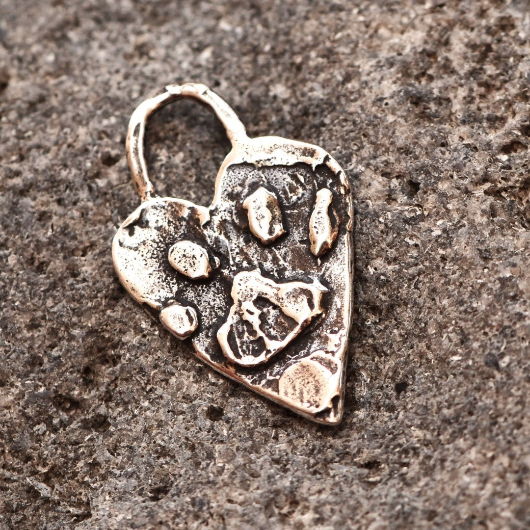 Herz-Anhänger mit Pfote aus 925er Silber – Talisman für Tierliebe, Schmuckstück im Boho- und rustikalen Stil, ideales Geschenk für Mutter, Tochter oder Freundin | Art Diva