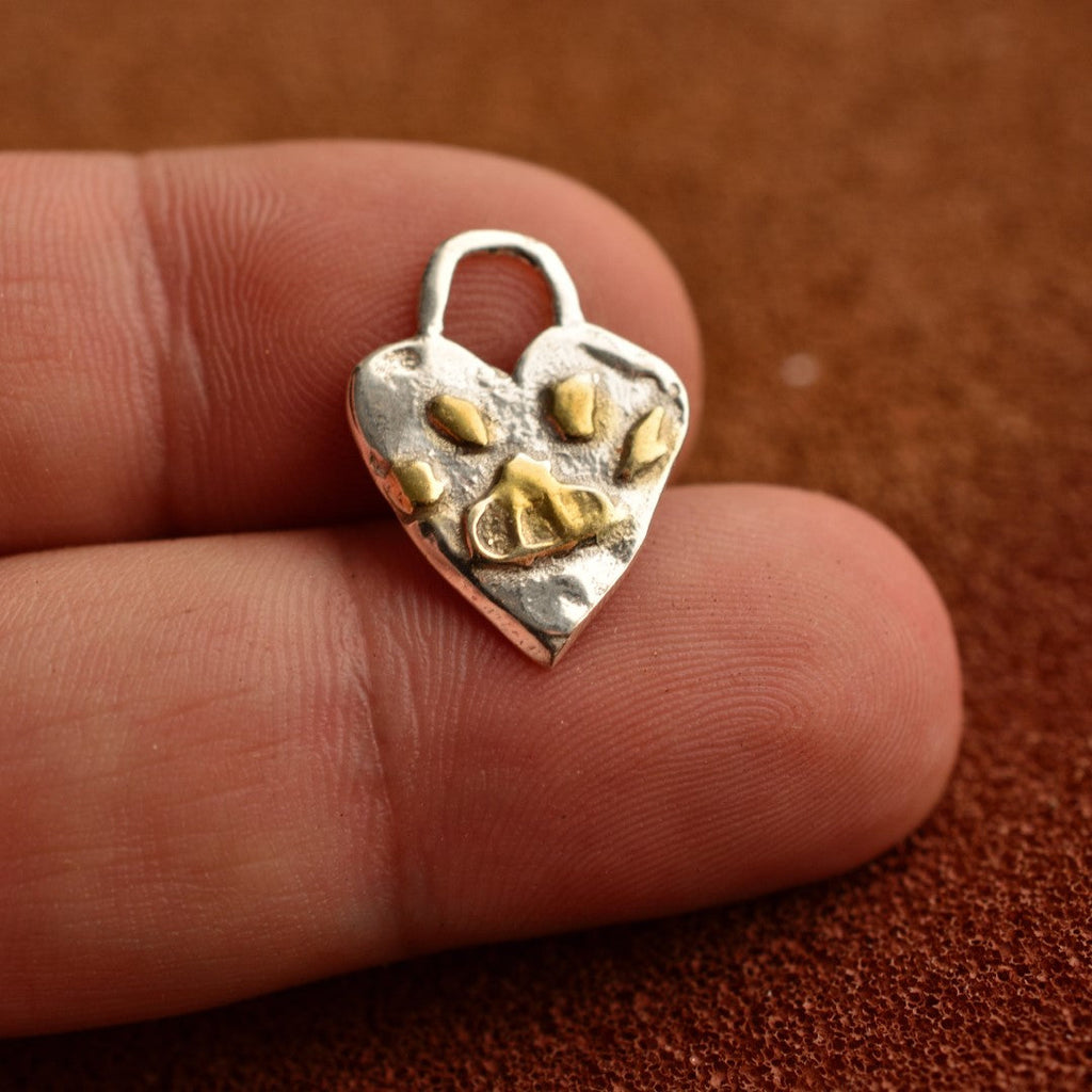 „Flauschige Spur“-Anhänger aus 925er Silber mit vergoldeten Akzenten – Amulett für Liebe und Treue, handgefertigter Skulpturenschmuck im Boho- und rustikalen Stil | Art Diva