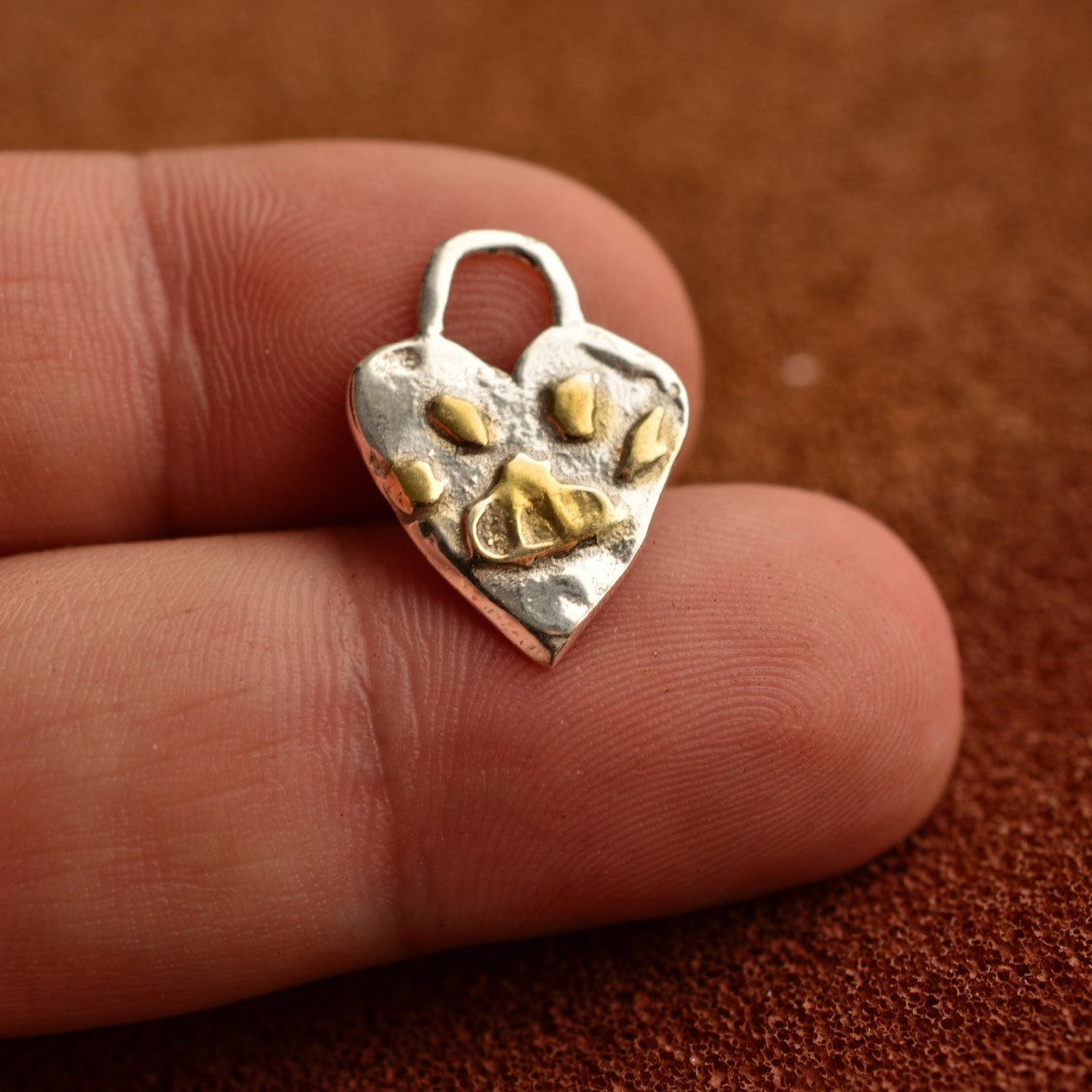 „Flauschige Spur“-Anhänger aus 925er Silber mit vergoldeten Akzenten – Amulett für Liebe und Treue, handgefertigter Skulpturenschmuck im Boho- und rustikalen Stil | Art Diva