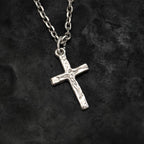 „Kreuzigung“-Kreuzanhänger für Herren mit Jesus-Christus-Relief aus 925er Sterlingsilber – handgefertigt | Art Diva