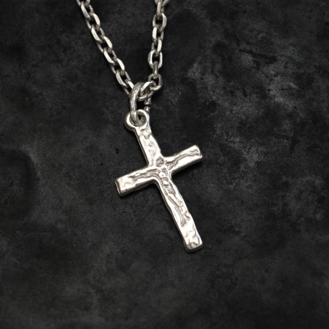 „Kreuzigung“-Kreuzanhänger für Herren mit Jesus-Christus-Relief aus 925er Sterlingsilber – handgefertigt | Art Diva