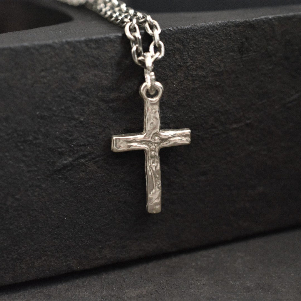 „Kreuzigung“-Kreuzanhänger für Herren mit Jesus-Christus-Relief aus 925er Sterlingsilber – handgefertigt | Art Diva