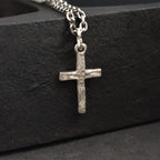 „Kreuzigung“-Kreuzanhänger für Herren mit Jesus-Christus-Relief aus 925er Sterlingsilber – handgefertigt | Art Diva