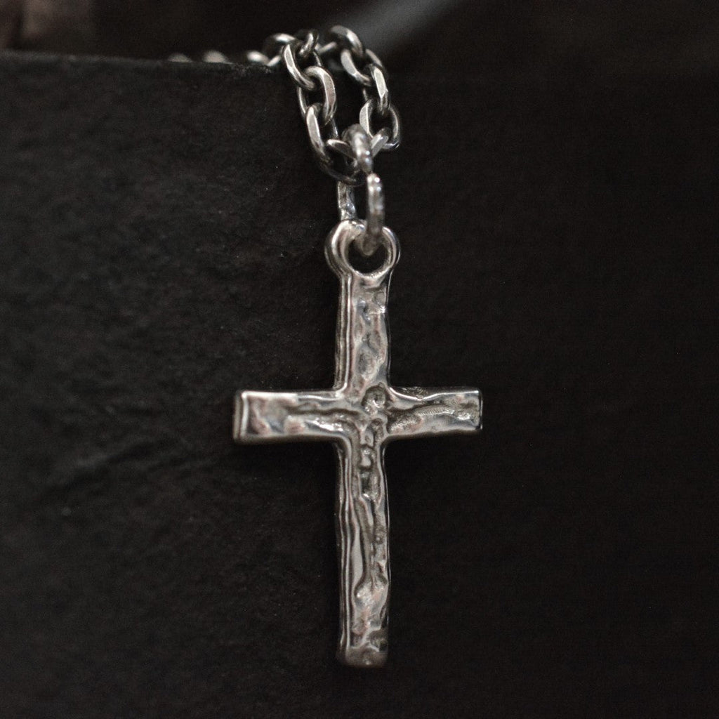 „Kreuzigung“-Kreuzanhänger für Herren mit Jesus-Christus-Relief aus 925er Sterlingsilber – handgefertigt | Art Diva