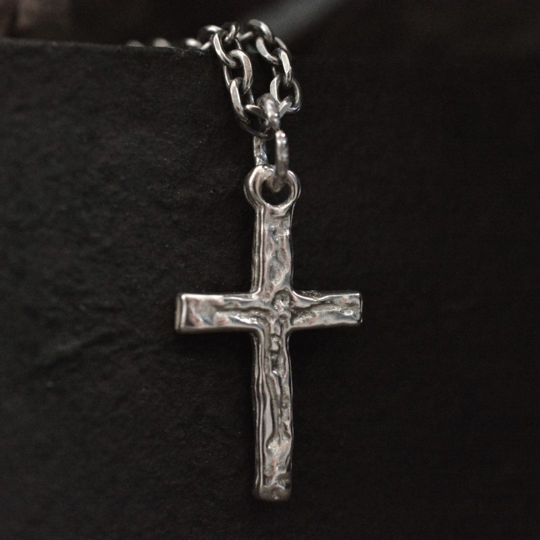 „Kreuzigung“-Kreuzanhänger für Herren mit Jesus-Christus-Relief aus 925er Sterlingsilber – handgefertigt | Art Diva