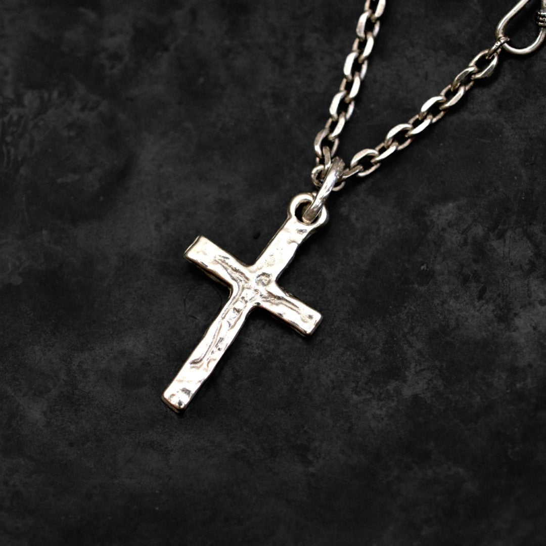 „Kreuzigung“-Kreuzanhänger für Herren mit Jesus-Christus-Relief aus 925er Sterlingsilber – handgefertigt | Art Diva