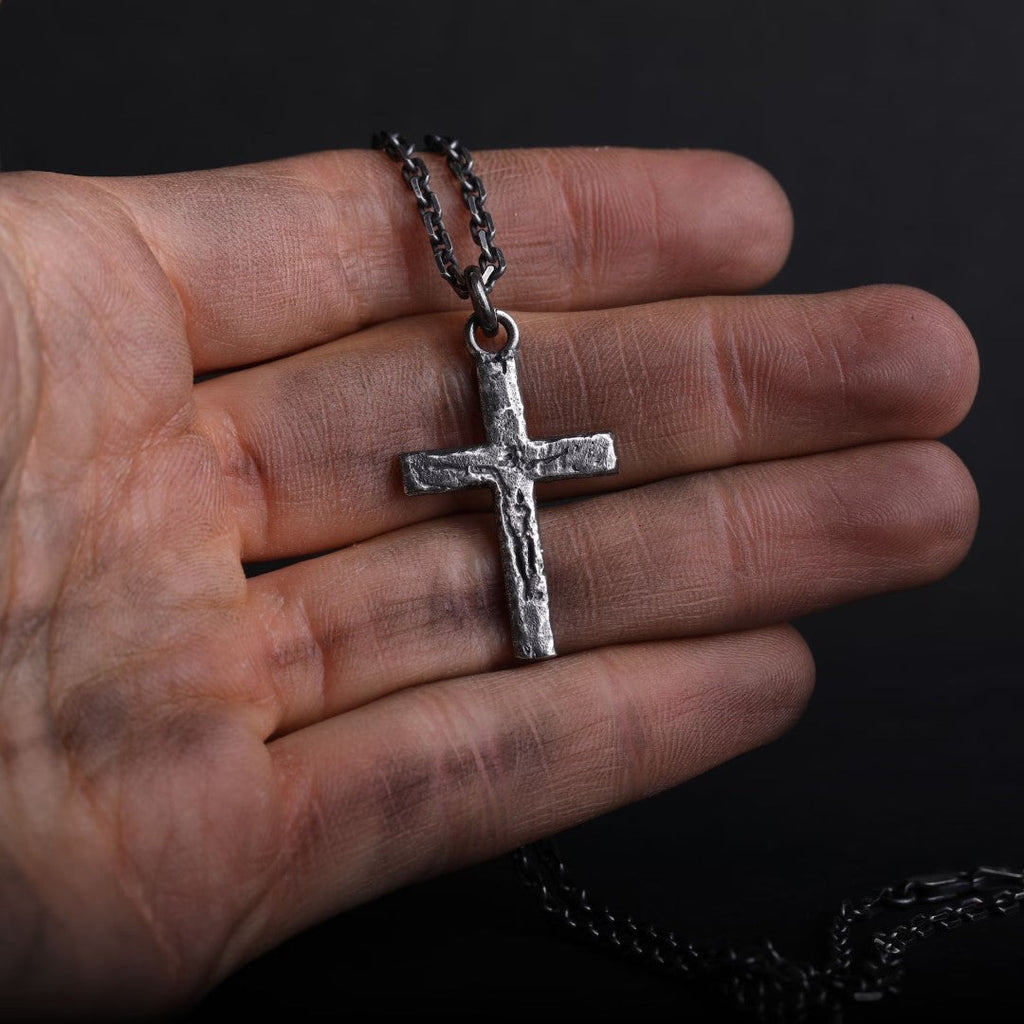 „Kreuzigung“-Kreuzanhänger für Herren aus 925er Sterlingsilber mit Jesus Christus – handgefertigt | Art Diva