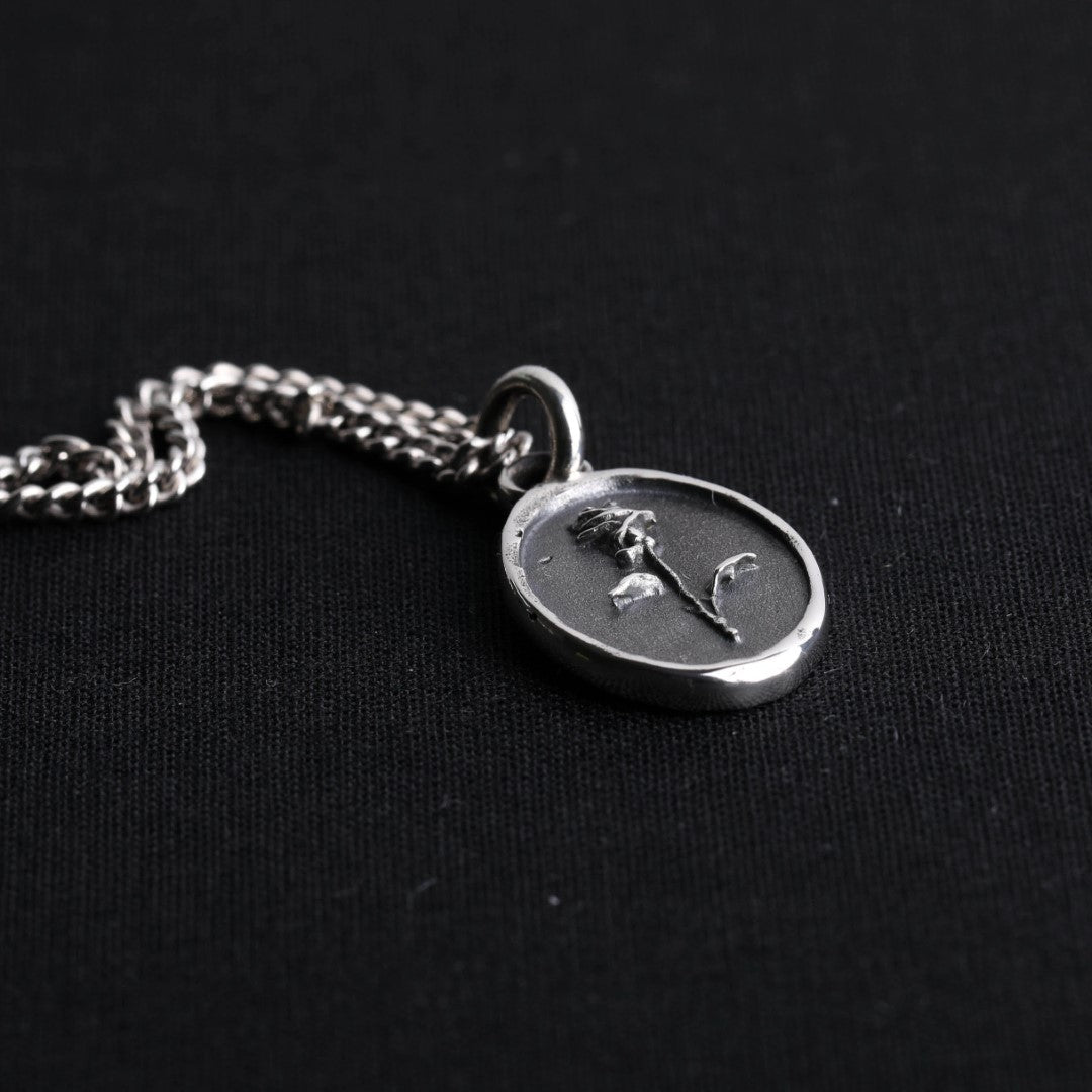 „Memento Vivere“-Rosen-Anhänger aus 925er Silber – handgefertigter skulpturaler Kunstschmuck als Talisman für Liebe, Schönheit und Vergänglichkeit | Art Diva