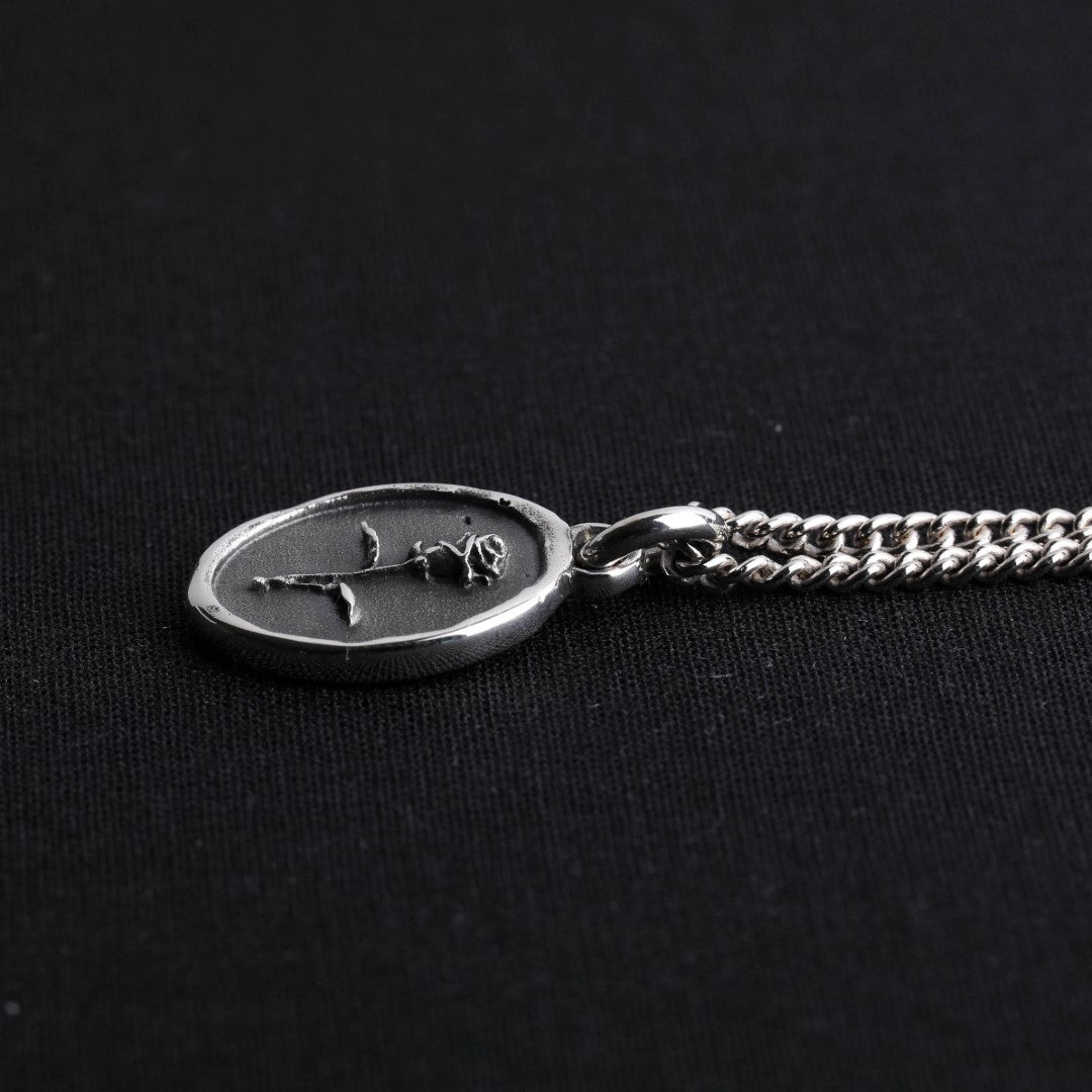 „Memento Vivere“-Rosen-Anhänger aus 925er Silber – handgefertigter skulpturaler Kunstschmuck als Talisman für Liebe, Schönheit und Vergänglichkeit | Art Diva