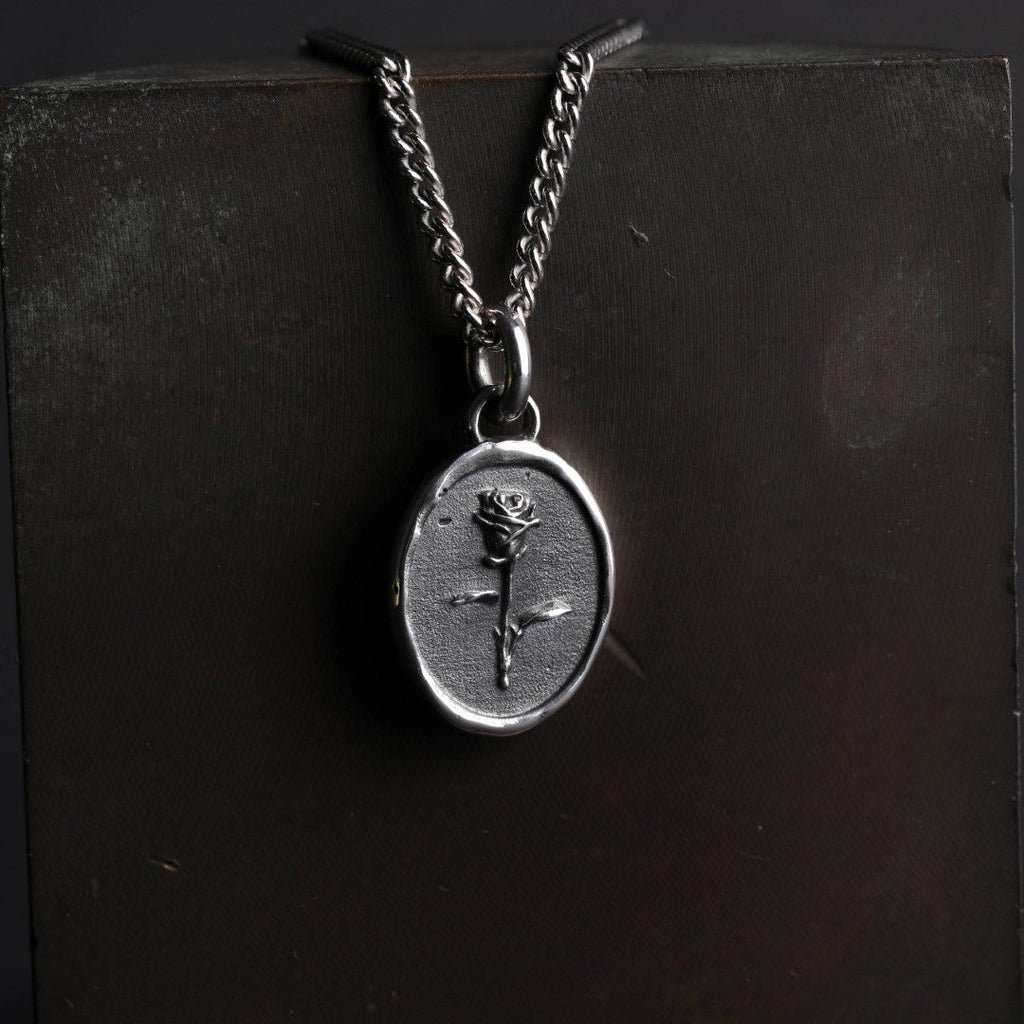 „Memento Vivere“-Rosen-Anhänger aus 925er Silber – handgefertigter skulpturaler Kunstschmuck als Talisman für Liebe, Schönheit und Vergänglichkeit | Art Diva
