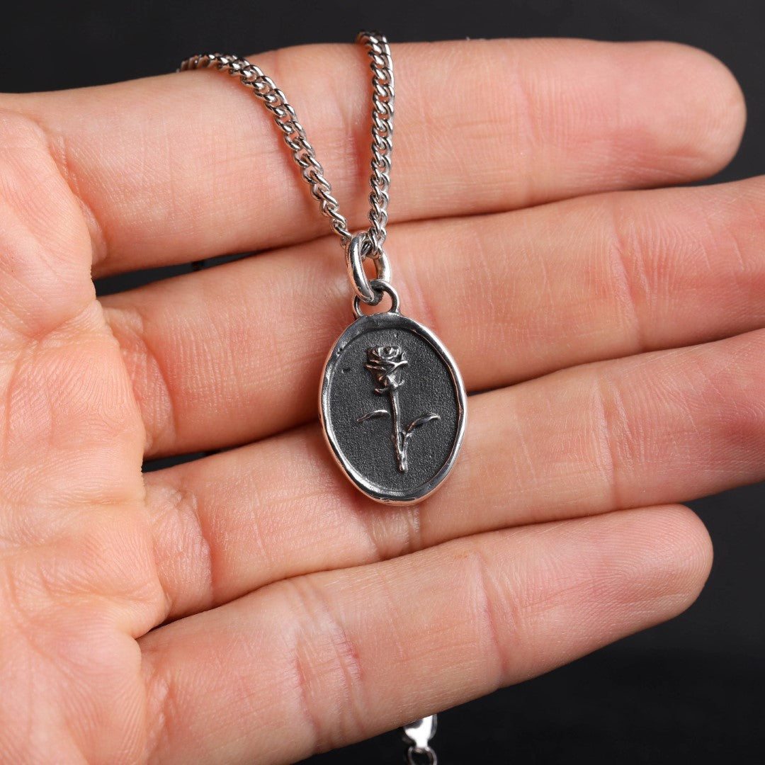 „Memento Vivere“-Rosen-Anhänger aus 925er Silber – handgefertigter skulpturaler Kunstschmuck als Talisman für Liebe, Schönheit und Vergänglichkeit | Art Diva