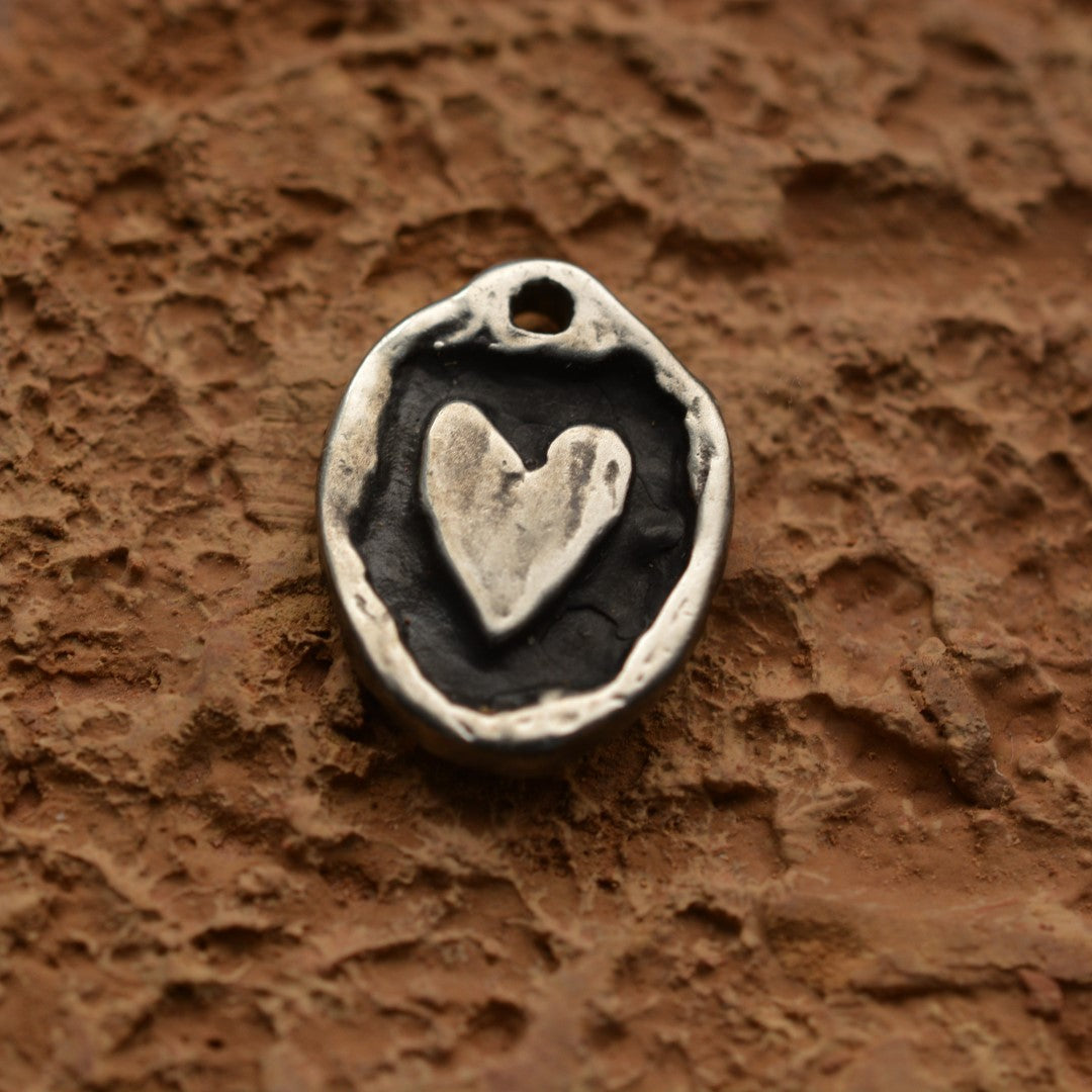 „Rustikales Herz“ – handgefertigter Anhänger aus 925er Silber, Talisman für Liebe und Verbundenheit, Skulpturenschmuck im Boho- und rustikalen Stil | Art Diva