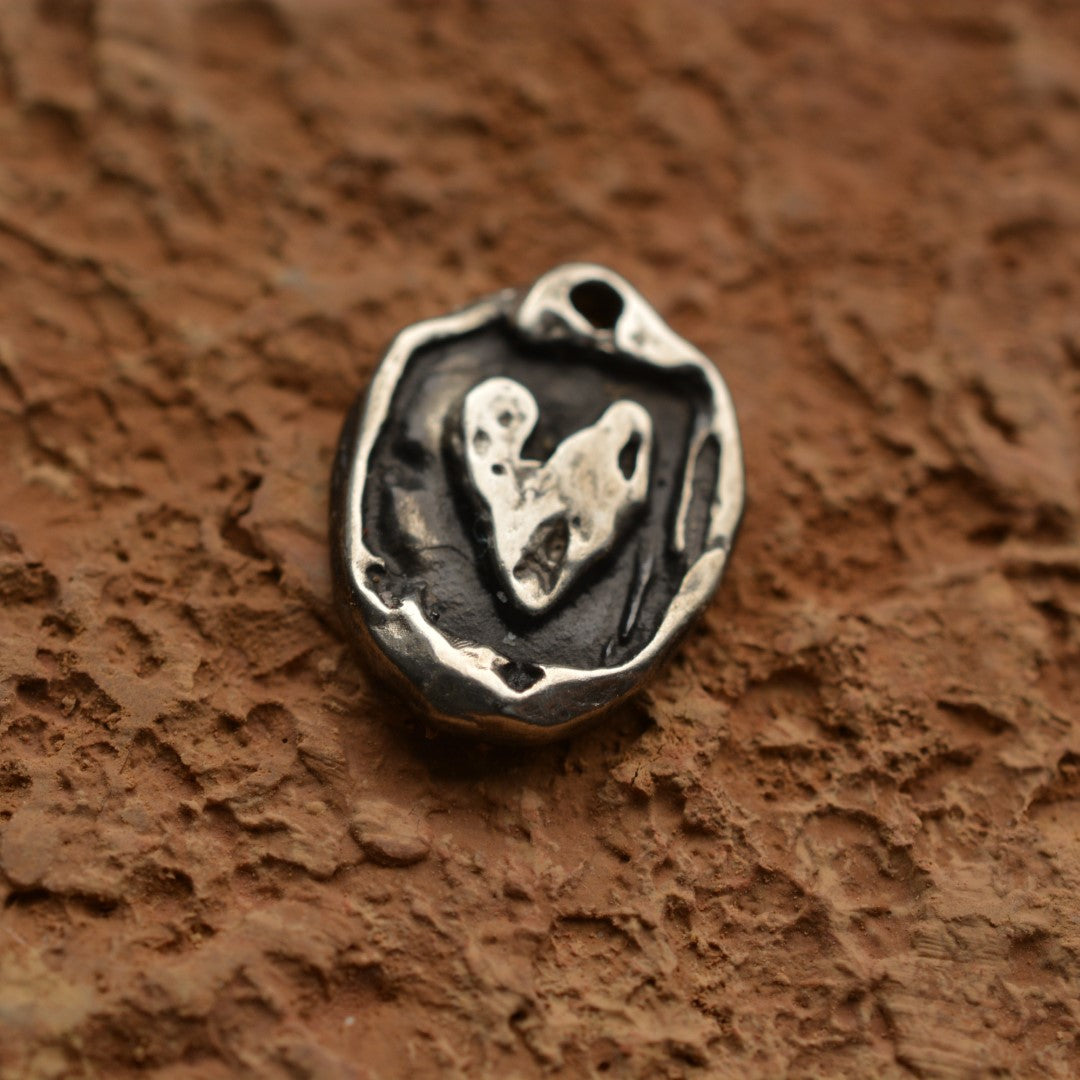„Rustikales Herz“ – handgefertigter Anhänger aus 925er Silber, Talisman für Liebe und Verbundenheit, Skulpturenschmuck im Boho- und rustikalen Stil | Art Diva