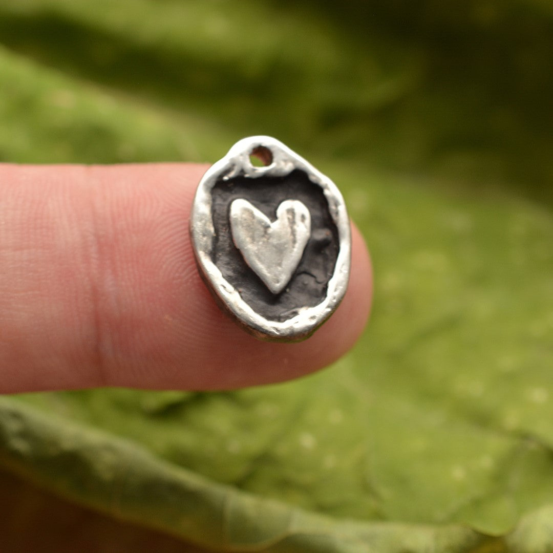 „Rustikales Herz“ – handgefertigter Anhänger aus 925er Silber, Talisman für Liebe und Verbundenheit, Skulpturenschmuck im Boho- und rustikalen Stil | Art Diva