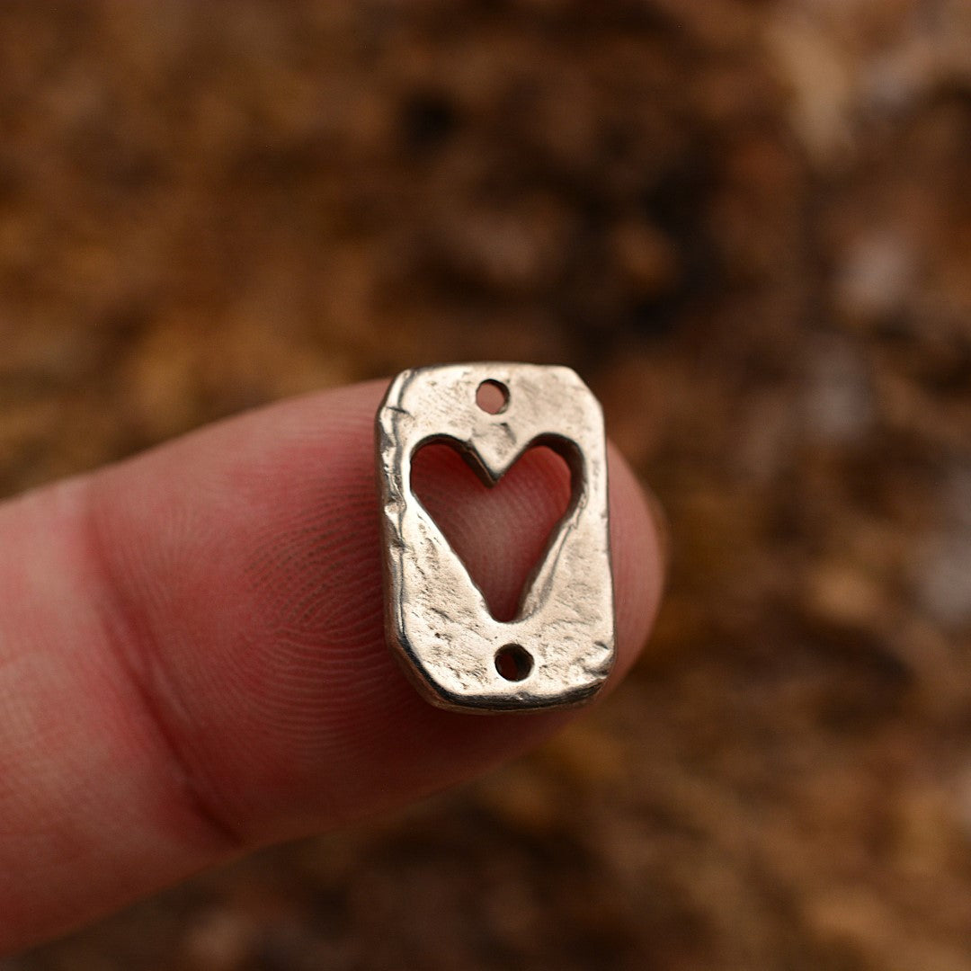 „Herz“ – handgefertigter Anhänger aus 925er Silber, Talisman für Liebe und Schutz, Skulpturenschmuck im Boho- und rustikalen Stil | Art Diva