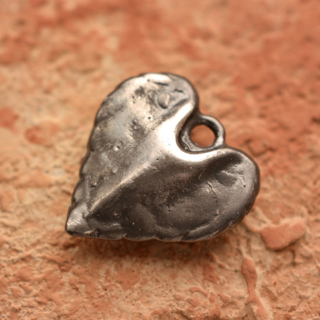„Herz mit Engelsflügeln“-Anhänger aus 925er Silber – handgefertigter Talisman für Schutz und Liebe im künstlerischen Boho-Stil | Art Diva