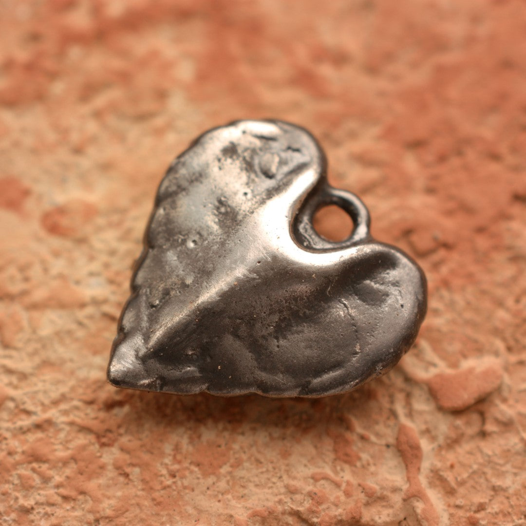 „Herz mit Engelsflügeln“-Anhänger aus 925er Silber – handgefertigter Talisman für Schutz und Liebe im künstlerischen Boho-Stil | Art Diva