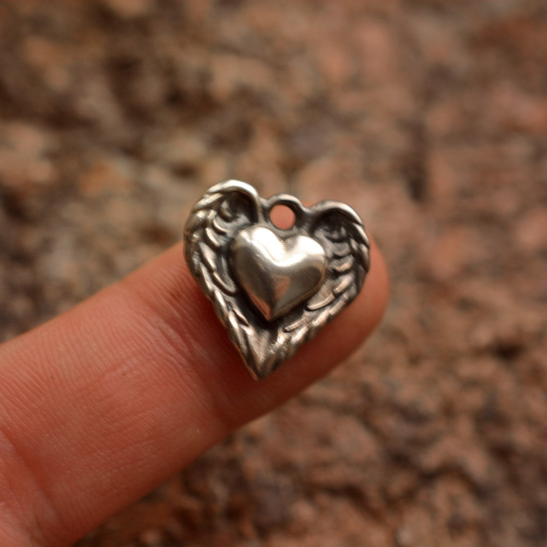 „Herz mit Engelsflügeln“-Anhänger aus 925er Silber – handgefertigter Talisman für Schutz und Liebe im künstlerischen Boho-Stil | Art Diva