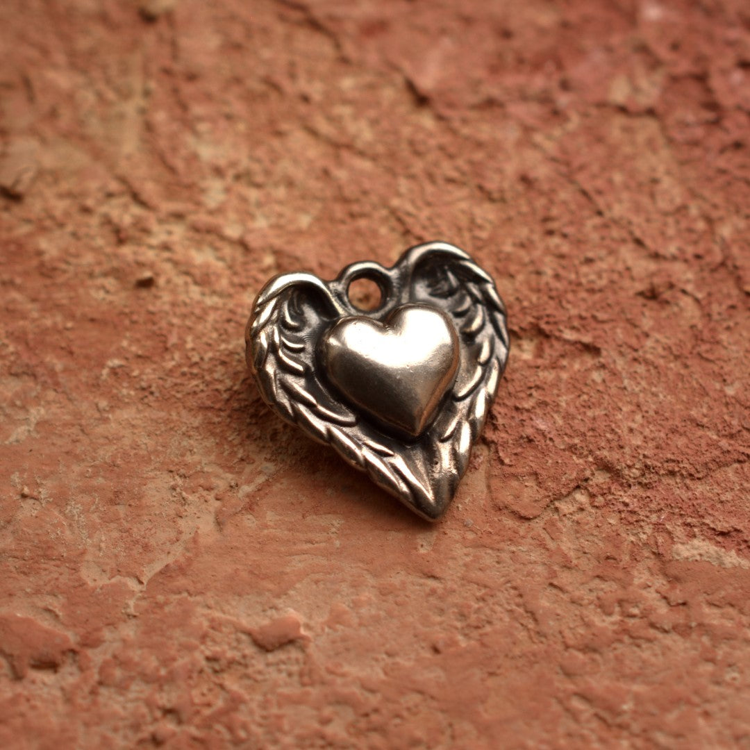 „Herz mit Engelsflügeln“-Anhänger aus 925er Silber – handgefertigter Talisman für Schutz und Liebe im künstlerischen Boho-Stil | Art Diva