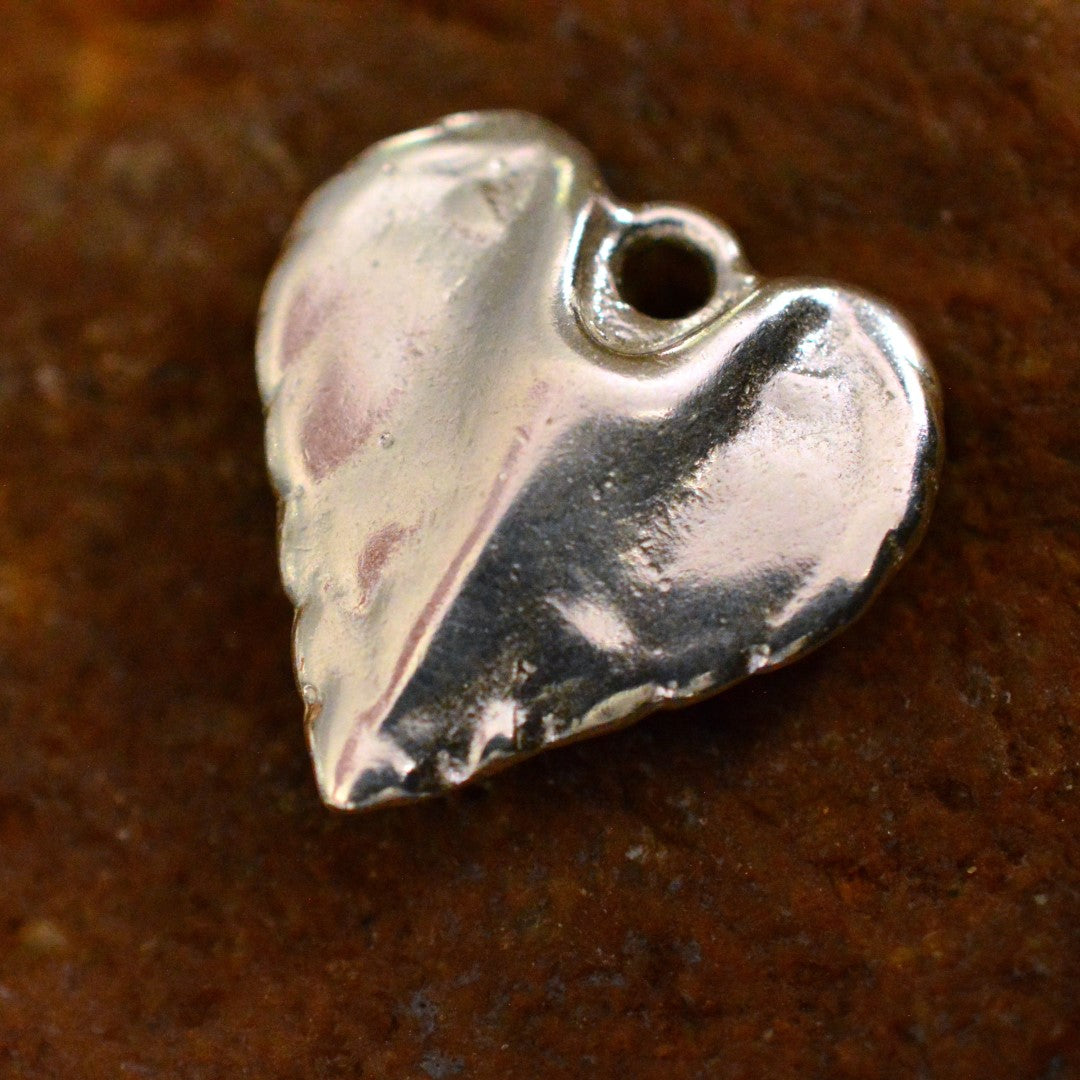 „Herz mit Engelsflügeln“-Anhänger aus 925er Silber mit goldfarbenem Akzent – handgefertigter Talisman für Schutz und Liebe im Boho-, Kunst- und rustikalen Stil | Art Diva