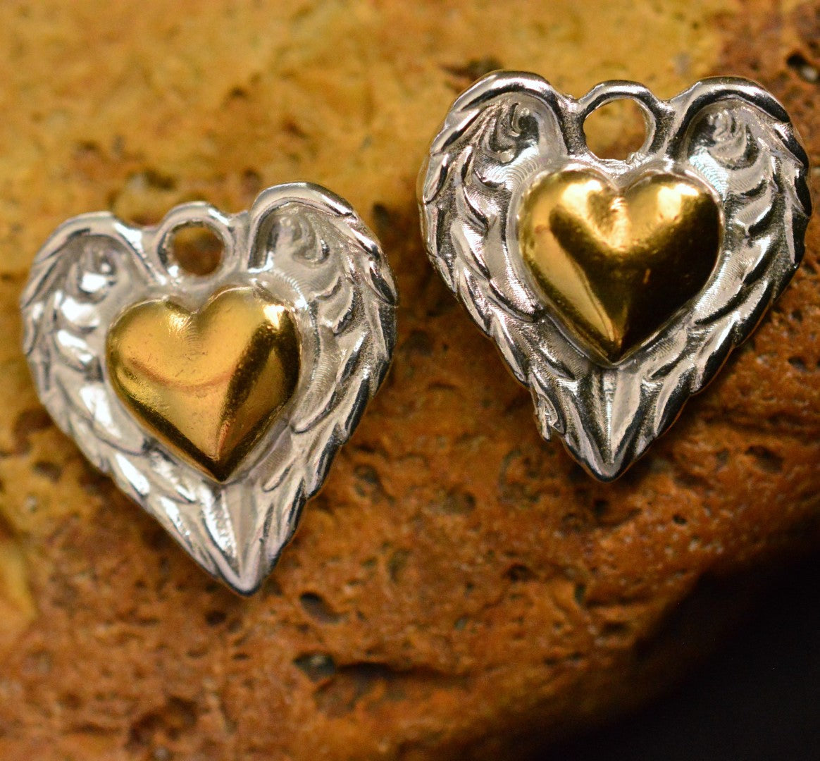 „Herz mit Engelsflügeln“-Anhänger aus 925er Silber mit goldfarbenem Akzent – handgefertigter Talisman für Schutz und Liebe im Boho-, Kunst- und rustikalen Stil | Art Diva