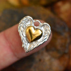 „Herz mit Engelsflügeln“-Anhänger aus 925er Silber mit goldfarbenem Akzent – handgefertigter Talisman für Schutz und Liebe im Boho-, Kunst- und rustikalen Stil | Art Diva