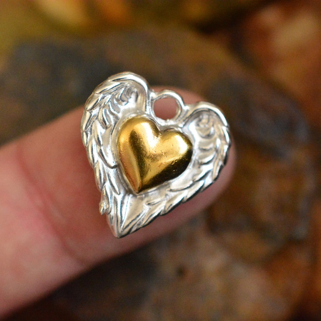 „Herz mit Engelsflügeln“-Anhänger aus 925er Silber mit goldfarbenem Akzent – handgefertigter Talisman für Schutz und Liebe im Boho-, Kunst- und rustikalen Stil | Art Diva