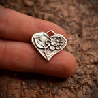 Herzanhänger mit Blume aus 925er Silber – handgefertigter Liebestalisman und Skulpturenschmuck im Boho-Stil, ideales Geschenk für Mutter, Tochter oder Freundin | Art Diva